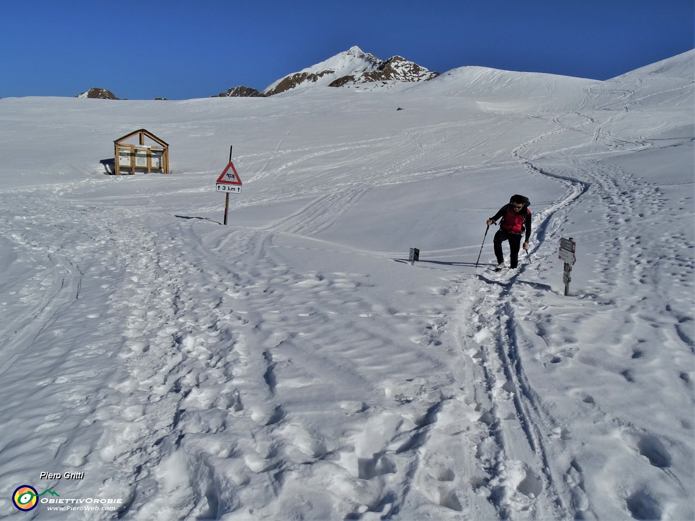 39 Rinunciamo a proseguire e ci ispira di fermarci per il pranzetto al sacco  alla struttura di legno .JPG